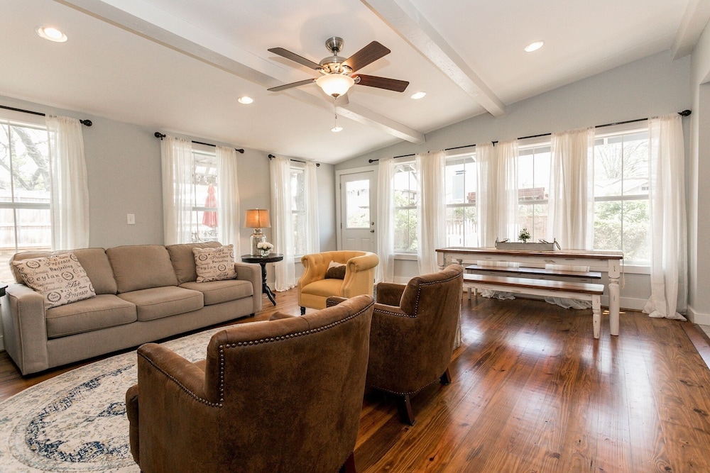 The Stone Well Haus Pet Friendly Deals & Reviews (Fredericksburg