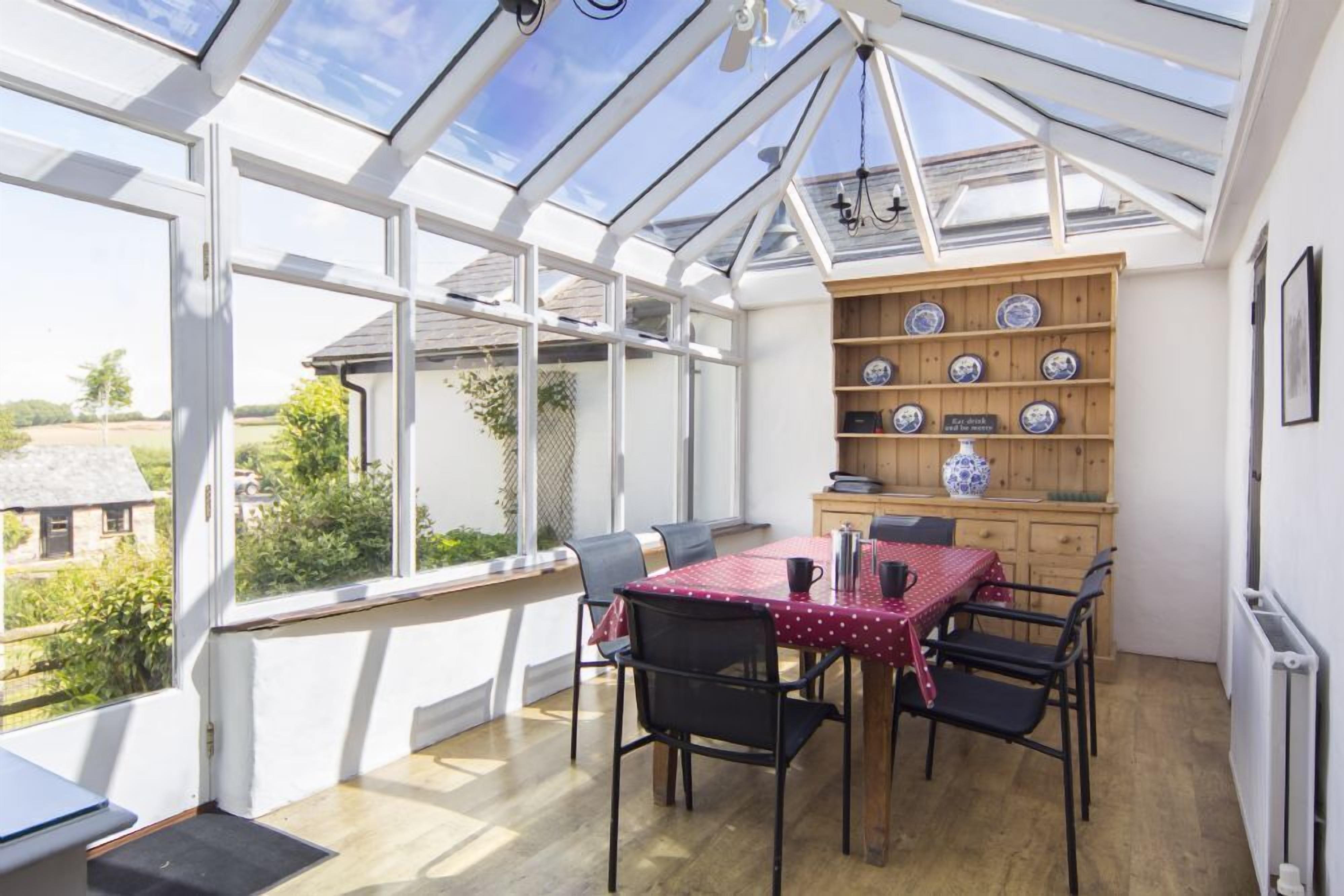 Spacious 3 Bedroom Country Cottage, Indoor Pool & Sauna, Conservatory in Tiverton, United Kingdom