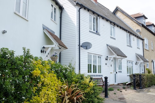 University Of Es Hotels Find Hotel Deals Waterfront Cottage In The Lovely Village Of Rowhedge Rsea Island