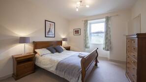 3 bedrooms, iron/ironing board, Internet, linens