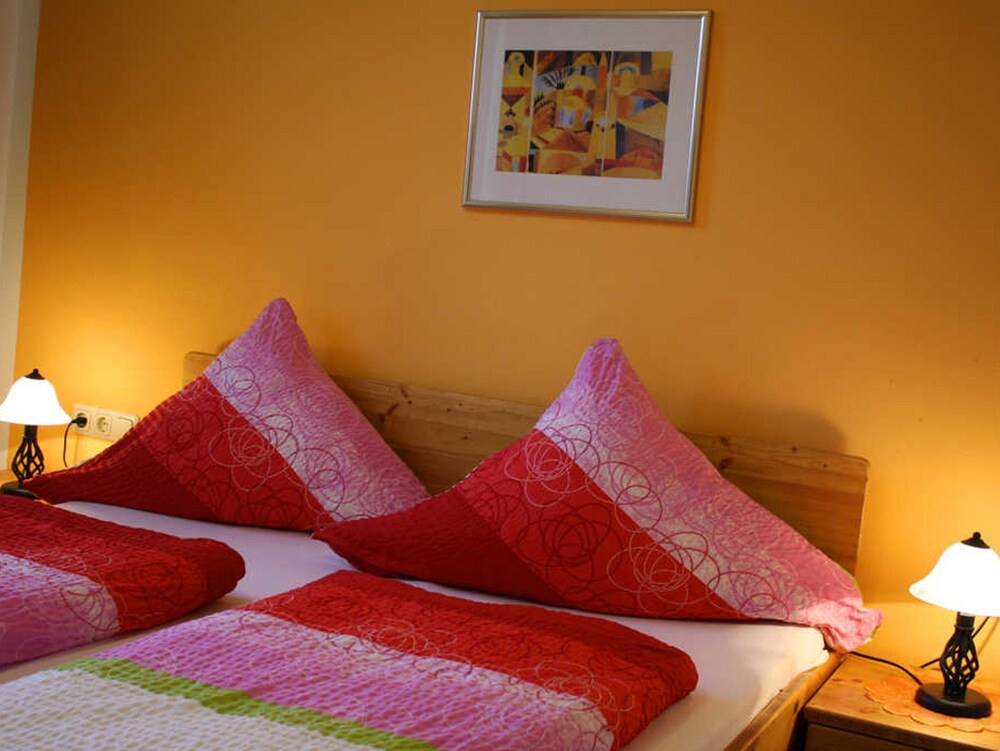 Rooms - Pension Pastoriushaus - Bad Windsheim - 2024 Prices | Vrbo