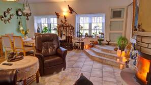Fernseher, Kamin, DVD-Player, Stereoanlage
