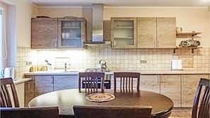 Kühlschrank, Mikrowelle, Herd, Wasserkocher mit Kaffee-/Teezubehör