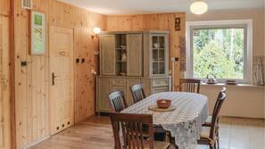 Kühlschrank, Mikrowelle, Herd, Wasserkocher mit Kaffee-/Teezubehör