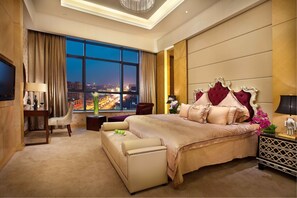 Presidential Suite | Minibar, desk, blackout drapes, rollaway beds