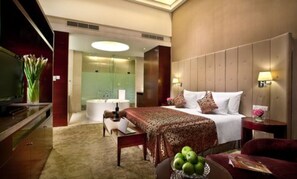 Deluxe Executive Suite | Minibar, desk, blackout drapes, rollaway beds
