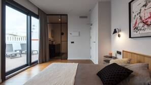 In-room safe, blackout curtains, free WiFi, linens