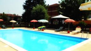 Piscine extérieure (ouverte en saison)