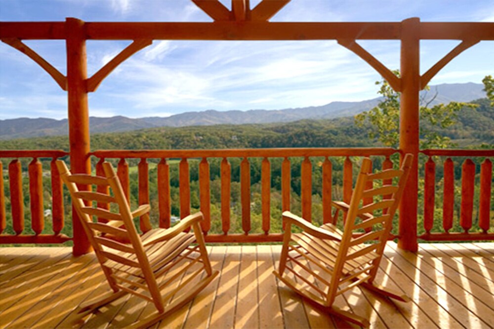 Beautiful Mountain Views Luxury 1 Bedroom Cabin Sleeps 4 In