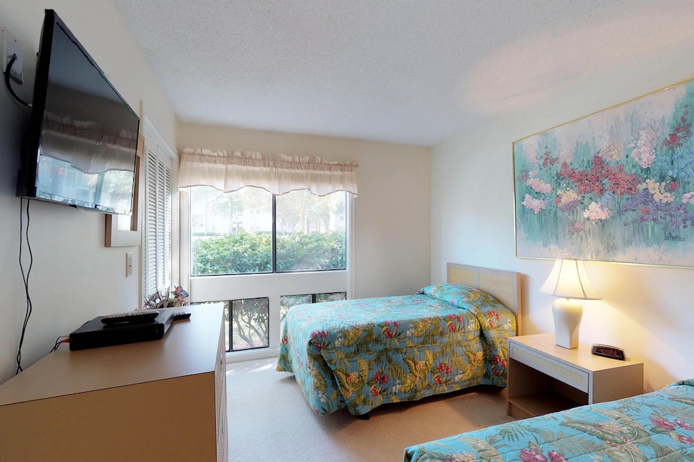 Coastal condo w/ shared pools, hot tub, sauna, tennis & more, 1 block from beach