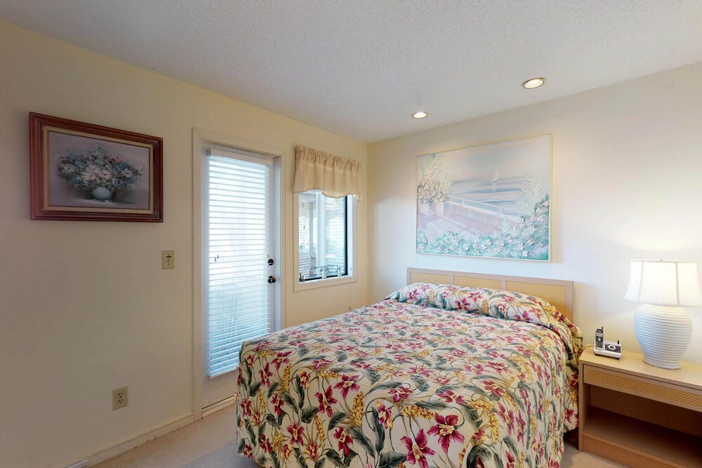 Coastal condo w/ shared pools, hot tub, sauna, tennis & more, 1 block from beach