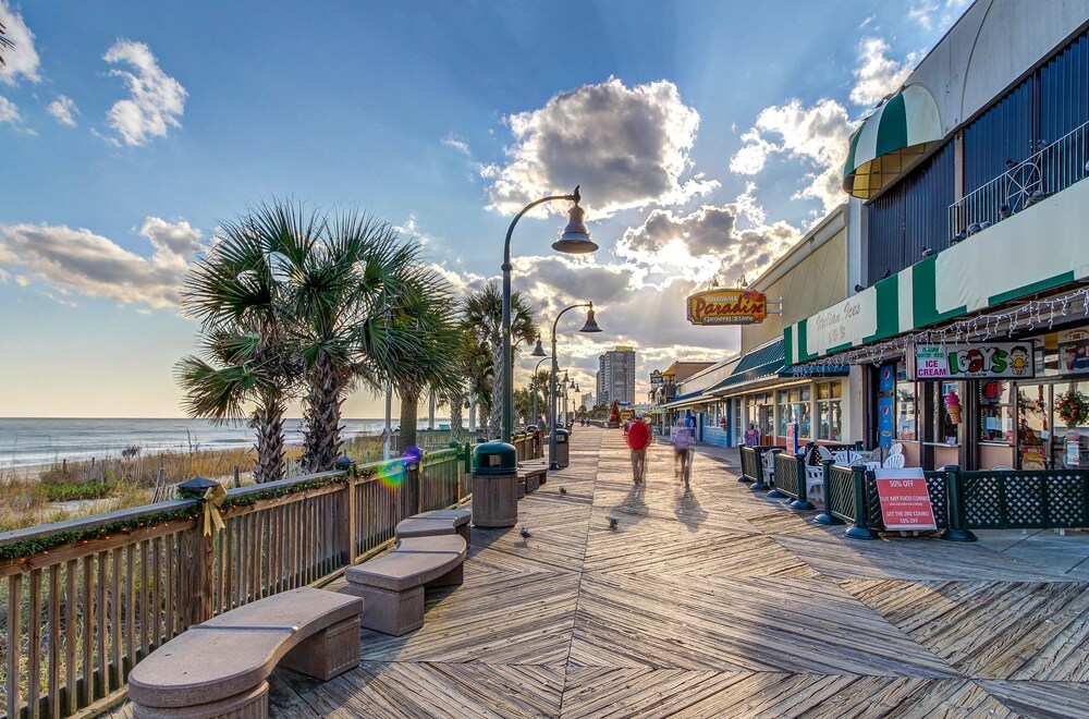 Coastal condo w/ shared pools, hot tub, sauna, tennis & more, 1 block from beach