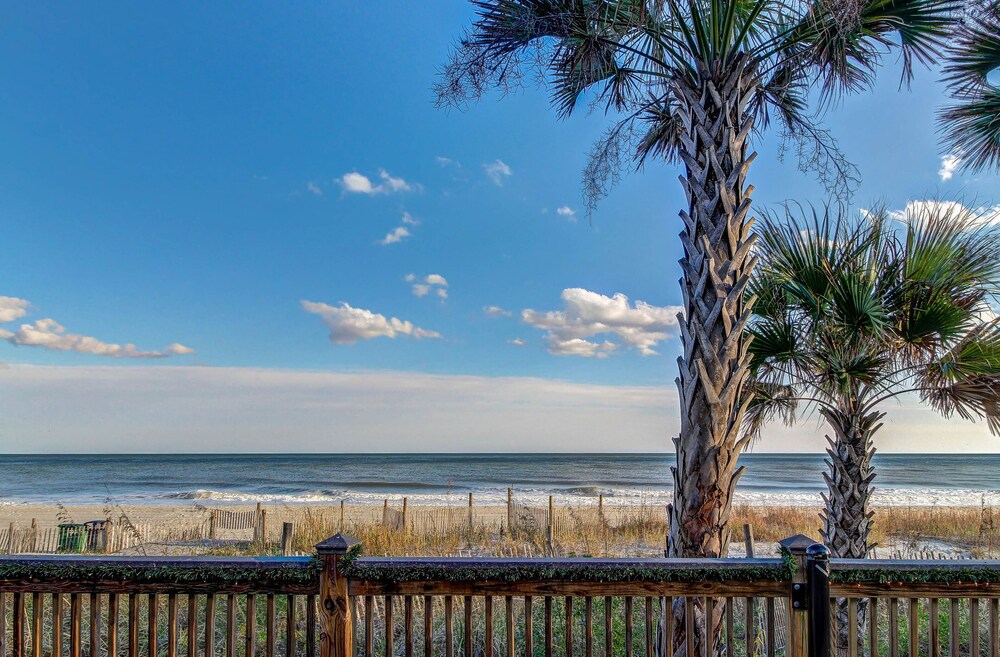 Coastal condo w/ shared pools, hot tub, sauna, tennis & more, 1 block from beach