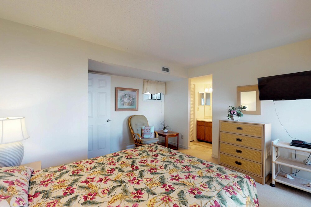 Coastal condo w/ shared pools, hot tub, sauna, tennis & more, 1 block from beach