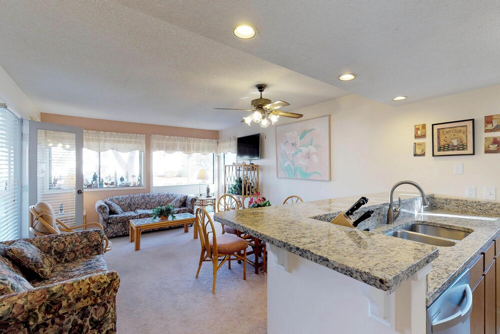 Coastal condo w/ shared pools, hot tub, sauna, tennis & more, 1 block from beach