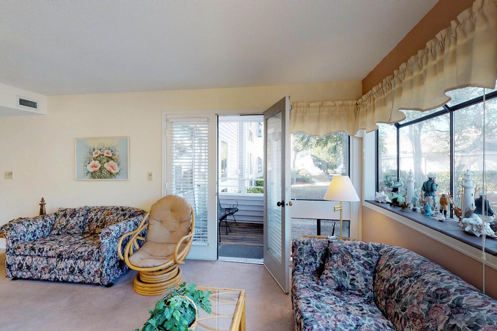 Coastal condo w/ shared pools, hot tub, sauna, tennis & more, 1 block from beach