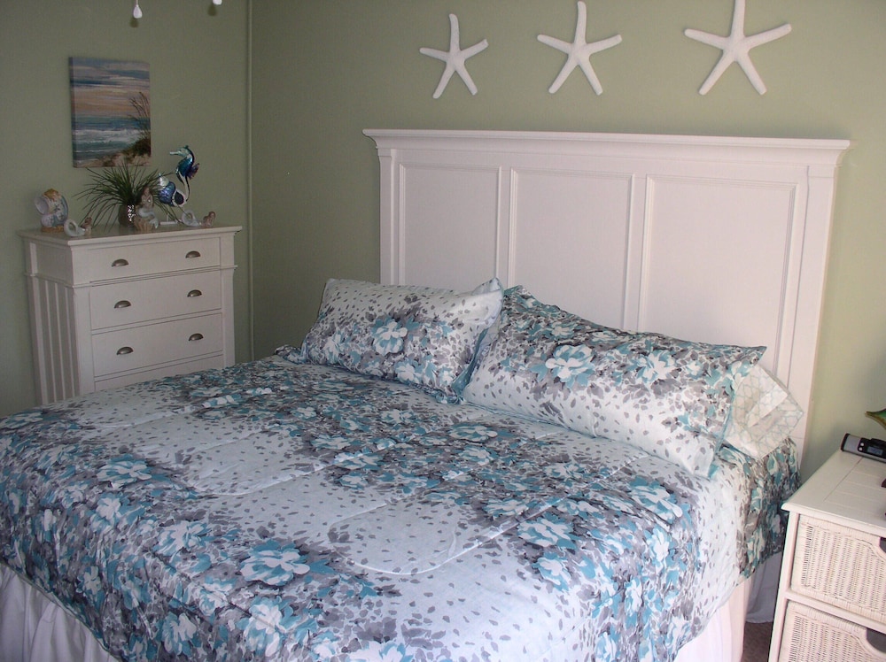 Beautiful condo w/ private courtyards; only 5 min. walk to beach