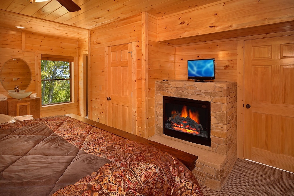 Luxury 2 Bedroom Gatlinburg Cabin with 18 foot Rain Shower! Gatlinburg Vrbo