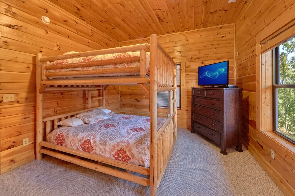 5 Bedroom Gatlinbug Cabin with Home Theater Room - 9 Foot Theater Screen