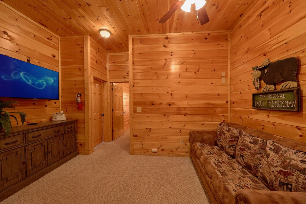 5 Bedroom Gatlinbug Cabin with Home Theater Room - 9 Foot Theater Screen