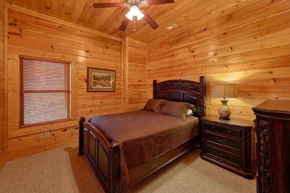 5 Bedroom Gatlinbug Cabin with Home Theater Room - 9 Foot Theater Screen