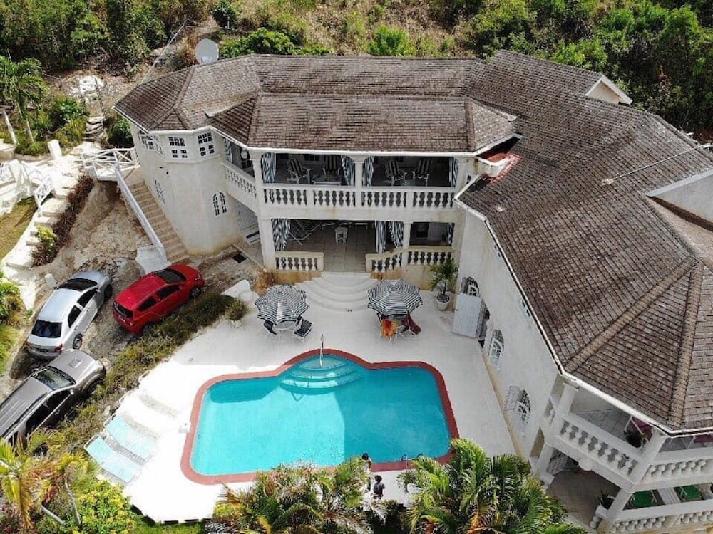 6 Bedroom Barbados Luxury Vacation Villa Near Beach-pool,wifi,full Staff, A/c, in Fryers Well, Barbados
