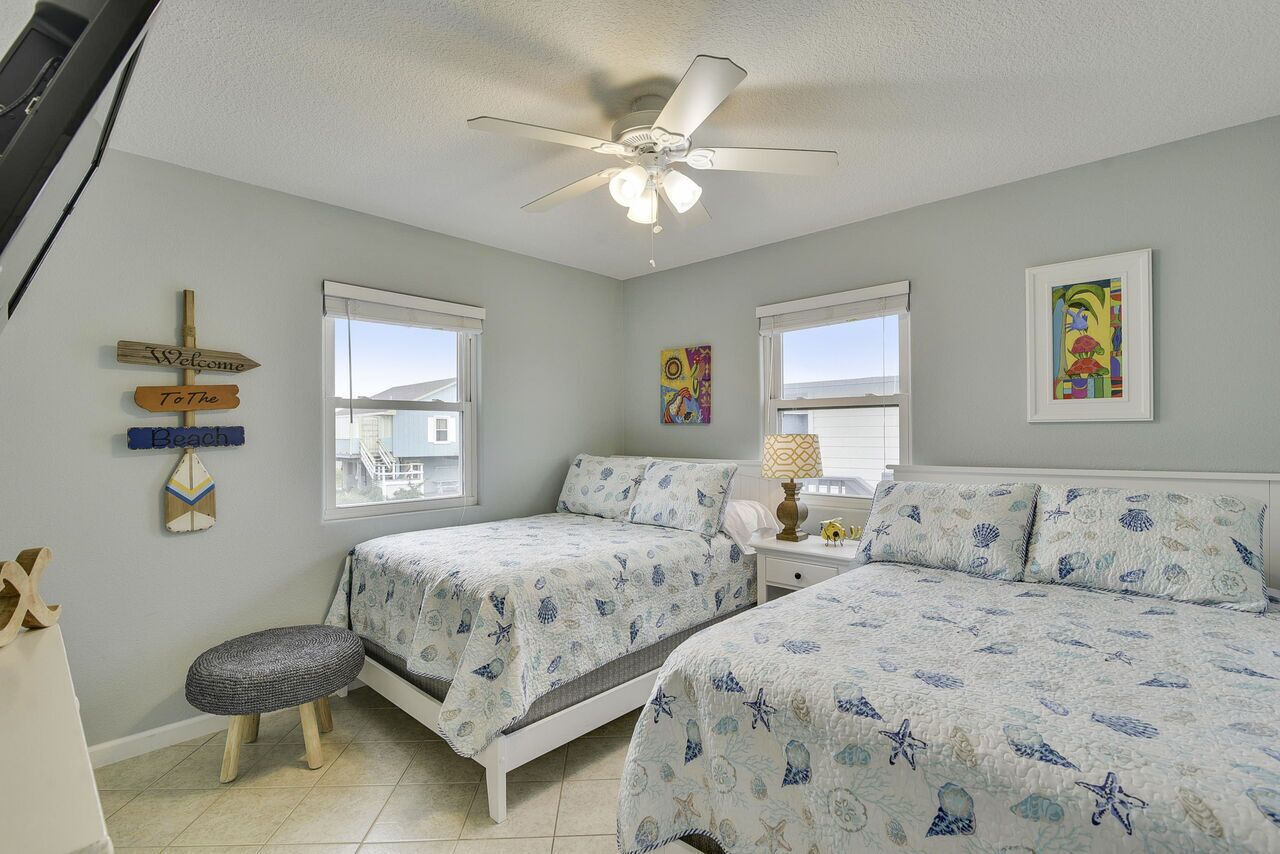 Best Kept Seacret: Bermuda Beach, 3rd row, limited Gulf view. FREE activities! in Galveston, United States