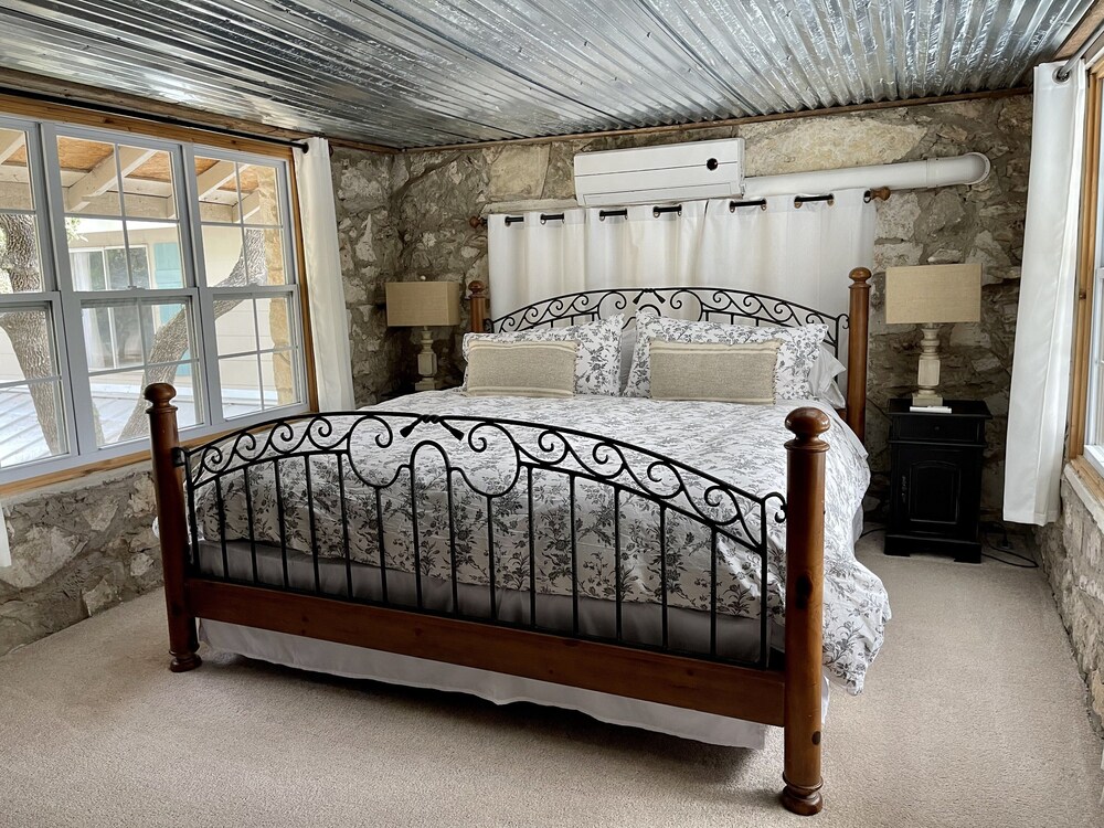 Robert Wood Art Cottage Near Floores Country Store Seaworld Fiesta Texas In San Antonio Hotel Rates Reviews On Orbitz