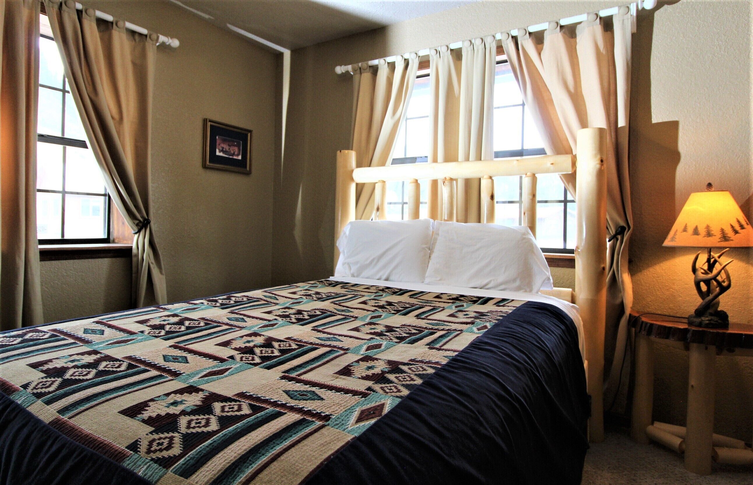 "Wildwood" Huge Family Cabin in Town! WIFI-Pet Friendly-1/2 mile to Ski Area! in Taos, United States