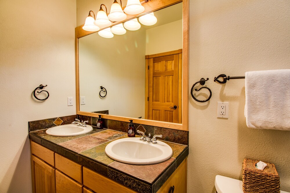 Stunning Luxury Home, 5 Bedrooms, Wrap-Around Golf Course Views - BIGL18