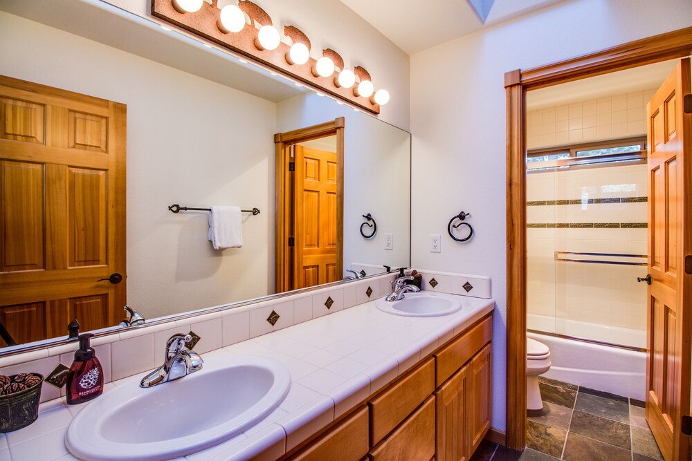 Stunning Luxury Home, 5 Bedrooms, Wrap-Around Golf Course Views - BIGL18