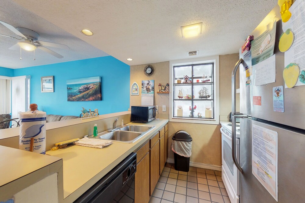 Snowbird-friendly condo with 2 pools, hot tub, tennis - walk to beach