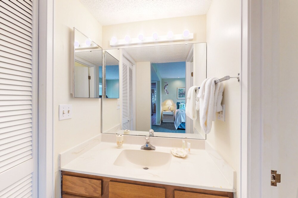 Snowbird-friendly condo with 2 pools, hot tub, tennis - walk to beach