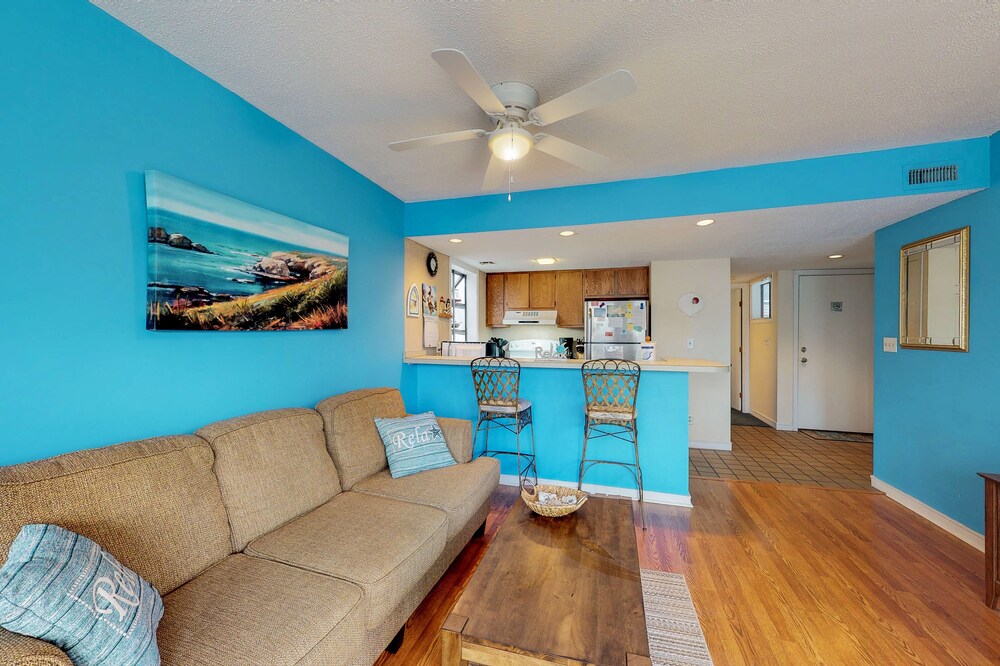Snowbird-friendly condo with 2 pools, hot tub, tennis - walk to beach