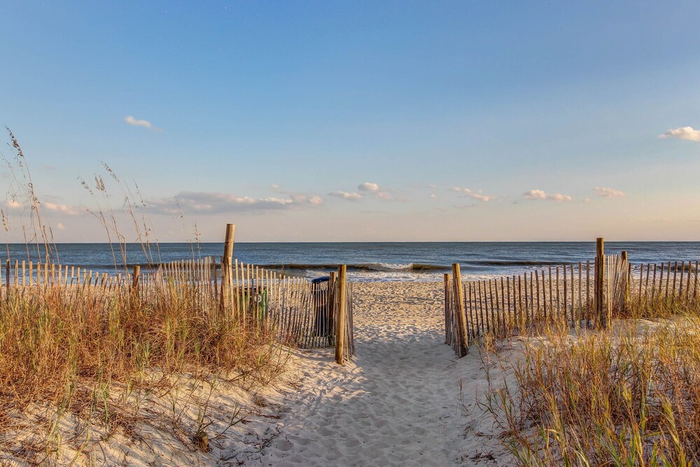 Snowbird-friendly condo with 2 pools, hot tub, tennis - walk to beach