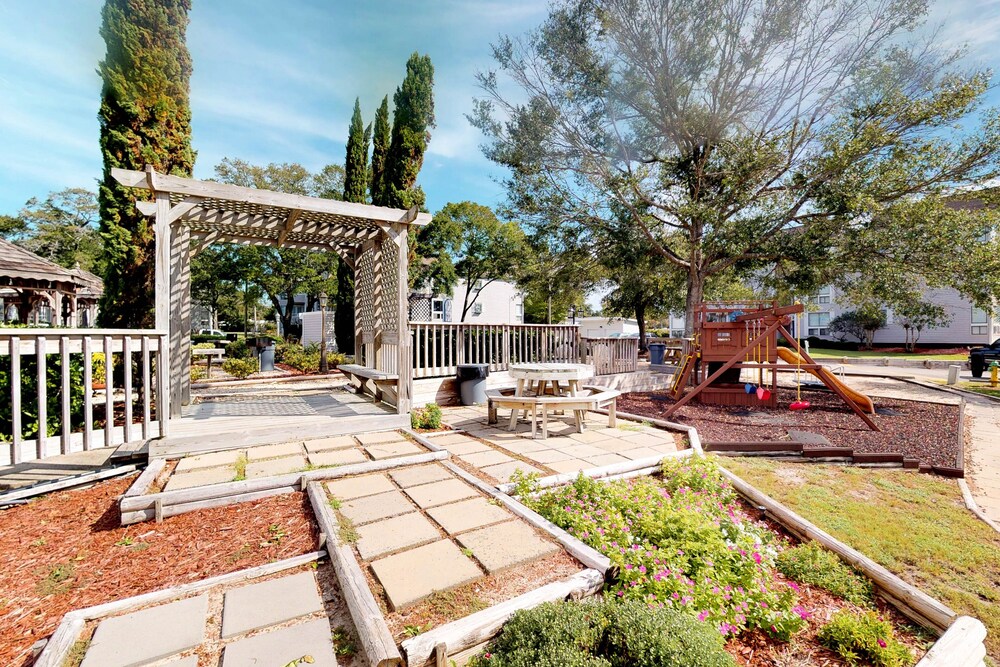 Snowbird-friendly condo with 2 pools, hot tub, tennis - walk to beach