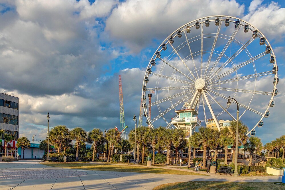 Snowbird-friendly condo with 2 pools, hot tub, tennis - walk to beach