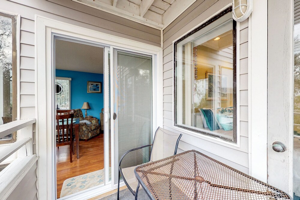 Snowbird-friendly condo with 2 pools, hot tub, tennis - walk to beach