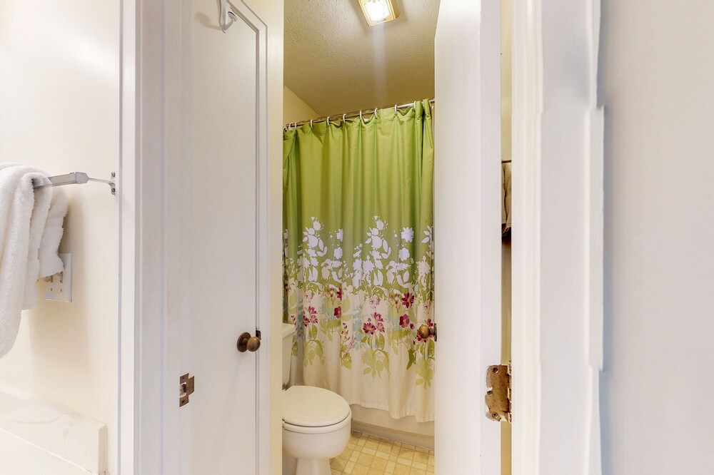 Snowbird-friendly condo with 2 pools, hot tub, tennis - walk to beach