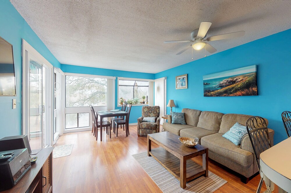 Snowbird-friendly condo with 2 pools, hot tub, tennis - walk to beach