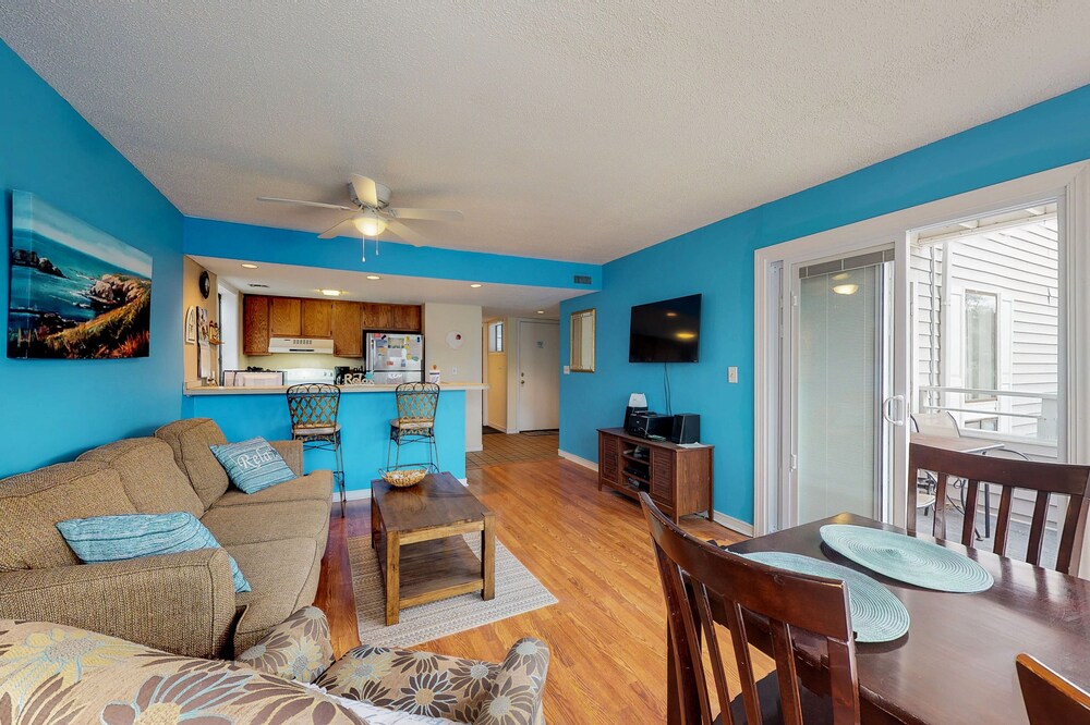 Snowbird-friendly condo with 2 pools, hot tub, tennis - walk to beach