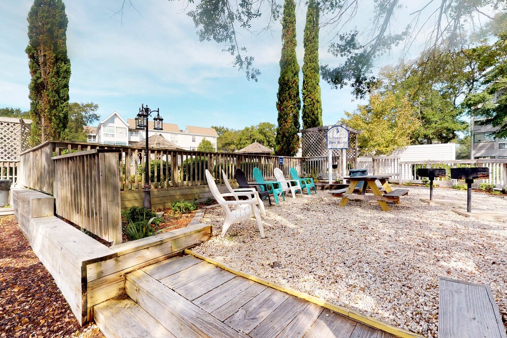 Snowbird-friendly condo with 2 pools, hot tub, tennis - walk to beach