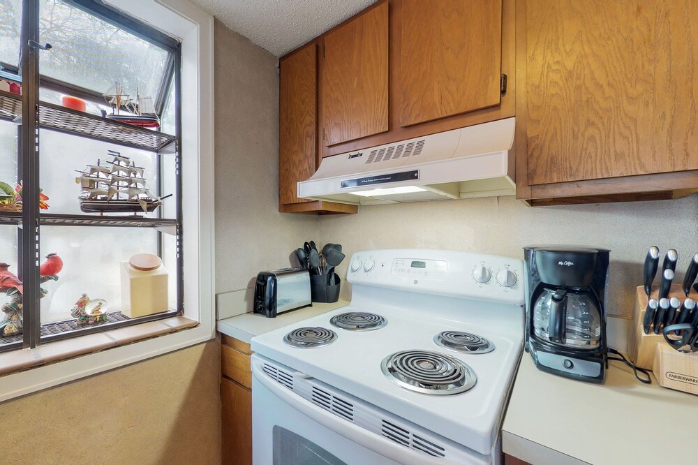 Snowbird-friendly condo with 2 pools, hot tub, tennis - walk to beach