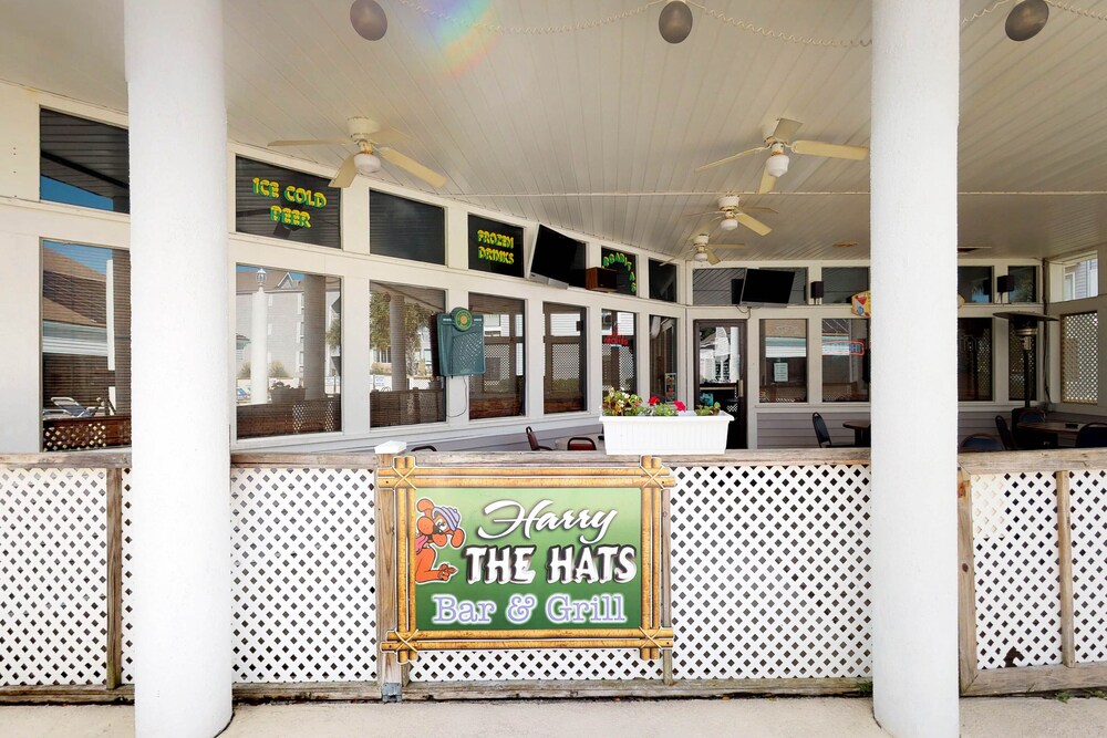 Snowbird-friendly condo with 2 pools, hot tub, tennis - walk to beach