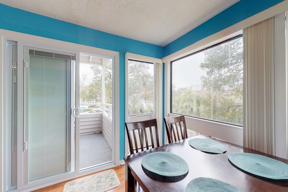 Snowbird-friendly condo with 2 pools, hot tub, tennis - walk to beach