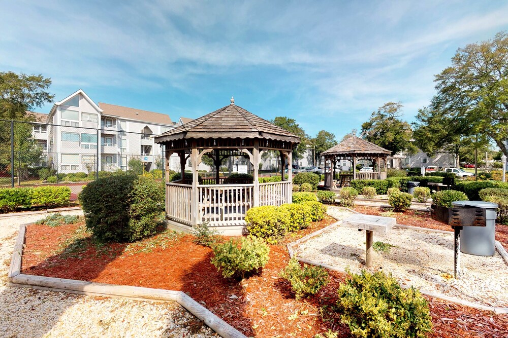 Snowbird-friendly condo with 2 pools, hot tub, tennis - walk to beach