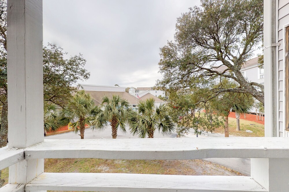 Snowbird-friendly condo with 2 pools, hot tub, tennis - walk to beach