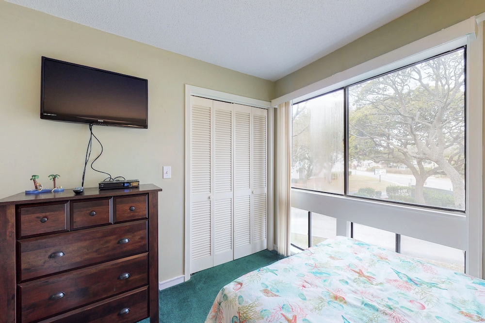 Snowbird-friendly condo with 2 pools, hot tub, tennis - walk to beach