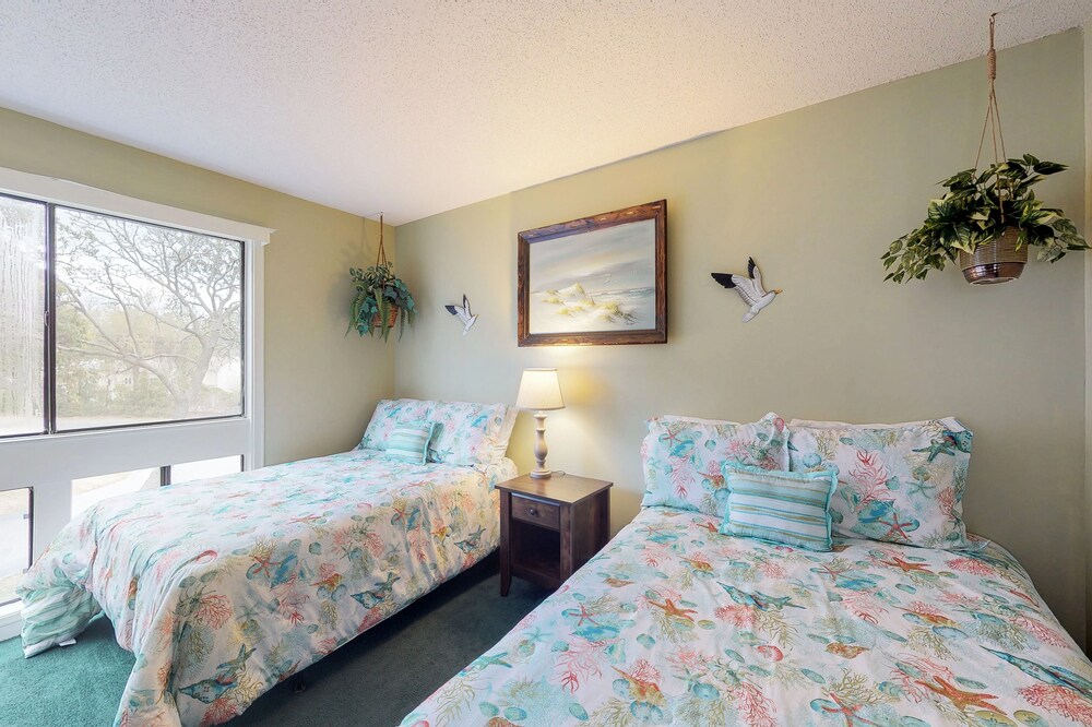 Snowbird-friendly condo with 2 pools, hot tub, tennis - walk to beach