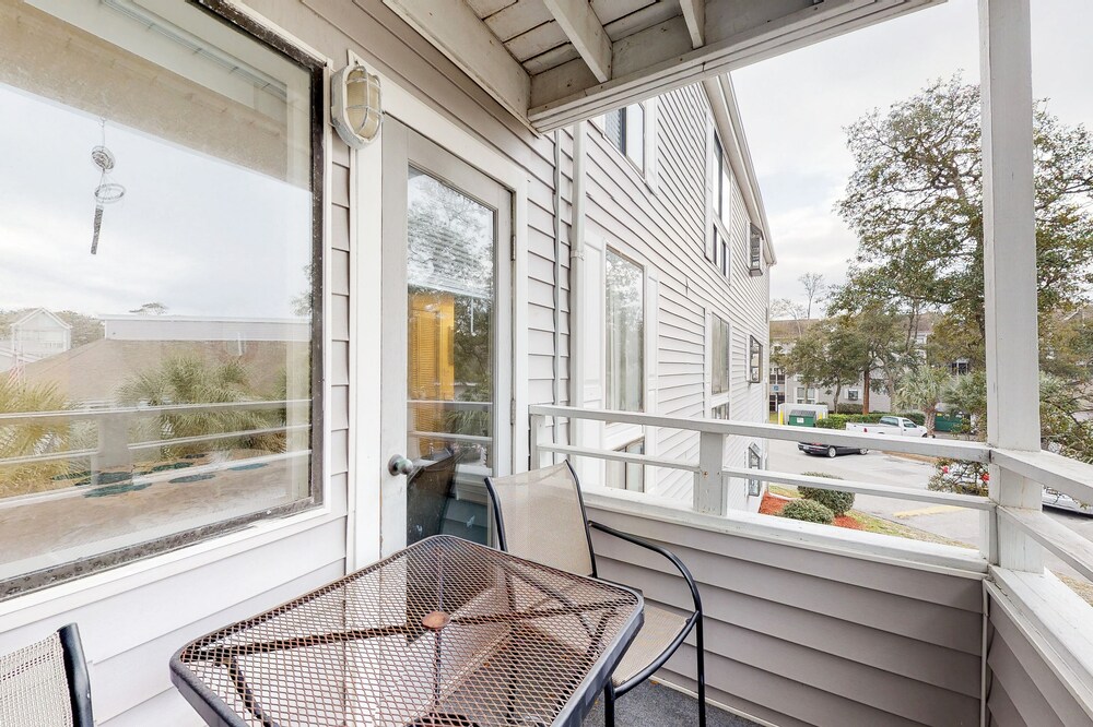 Snowbird-friendly condo with 2 pools, hot tub, tennis - walk to beach